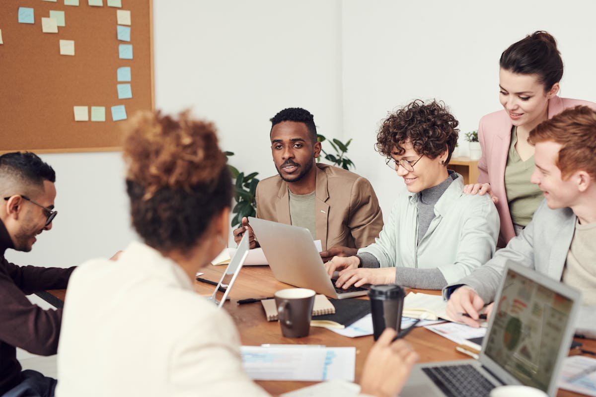 Social Proof: Wie Bewertungen und Testimonials dein KMU wachsen lassen